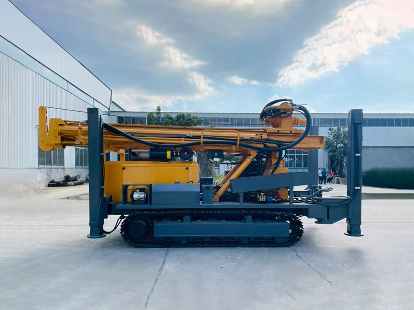 300 میٹر پانی کے کنویں کی کھدائی rig.jpg