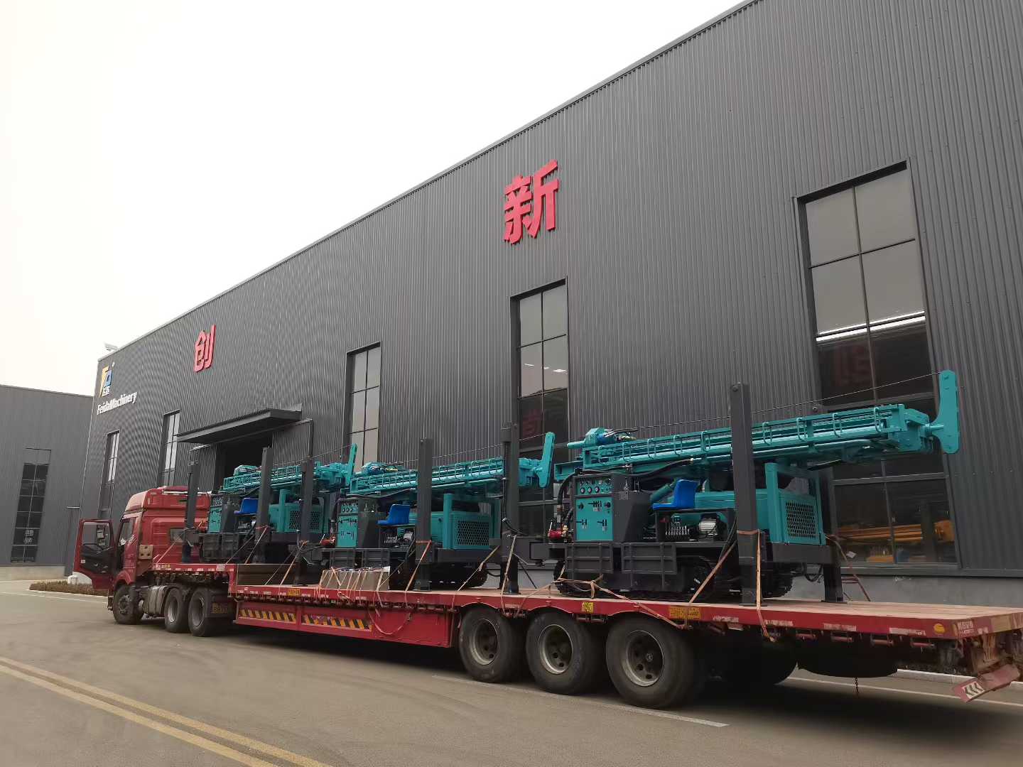 Plataforma de perforación de pozos de agua preparando el barco.jpg