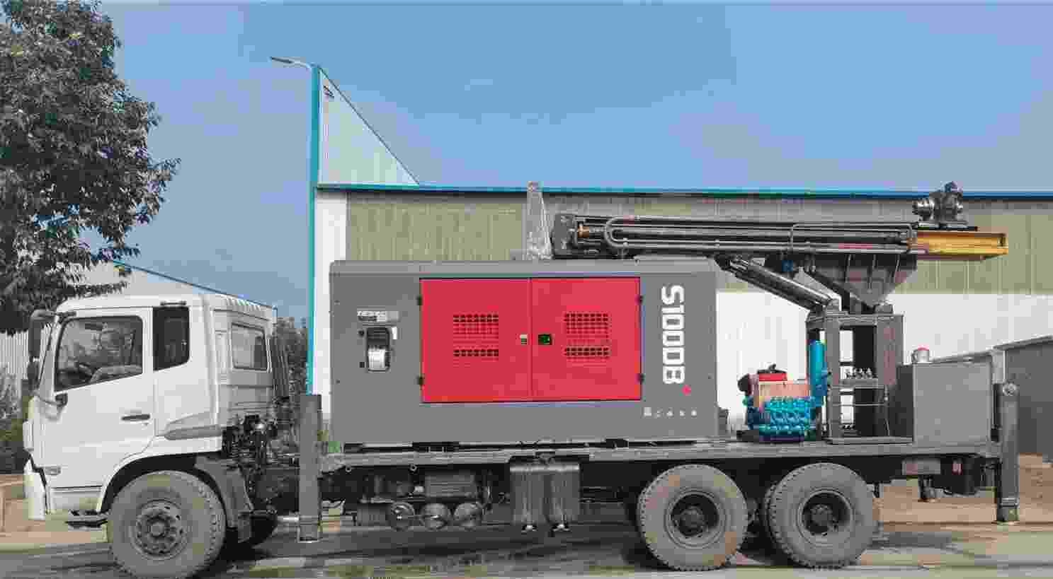 Truck-mounted water well drilling rig