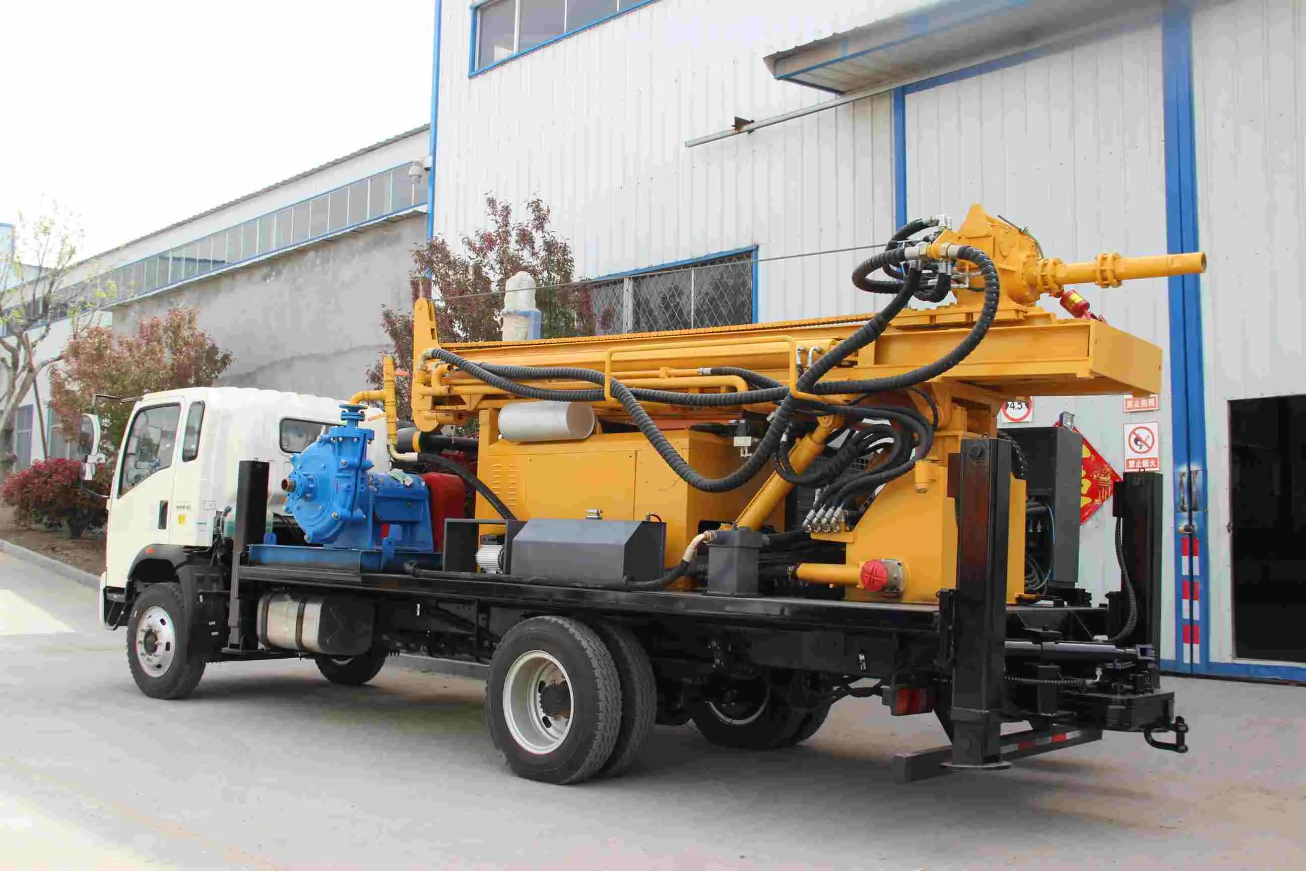 Plataforma de perforación de pozos de agua montada sobre camión Truck-mounted water well drilling rig